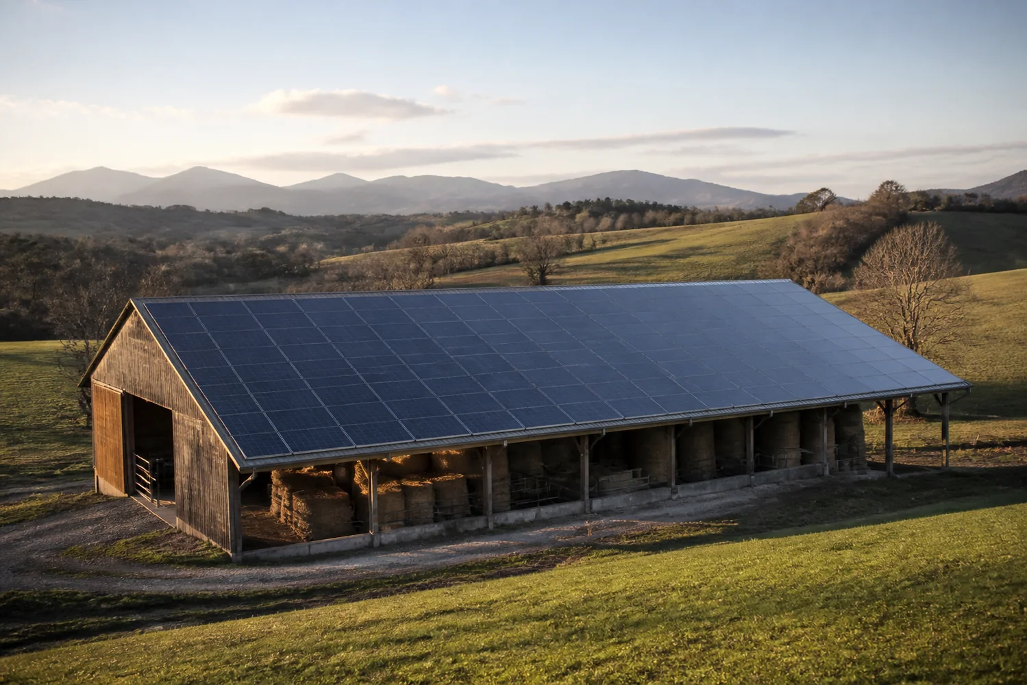 Bâtiment agricole du Béarn équipé de panneaux photovoltaïques